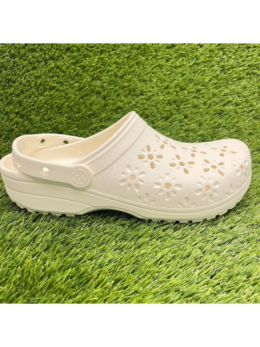 Crocs Classic Floral Cut Out Mens Size 9 Ivory Beach Casual Outdoor Clog Sandals